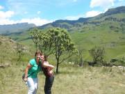 De dames poseren bij een Protea boompje
